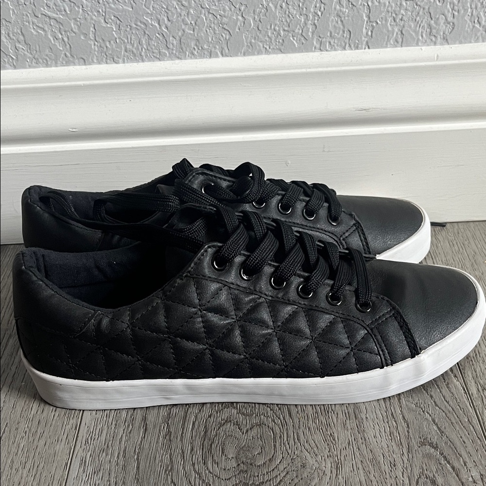 Evan’s Extra Wide black quilted Trainer Mave Mens 8 Women’s 10 sneakers